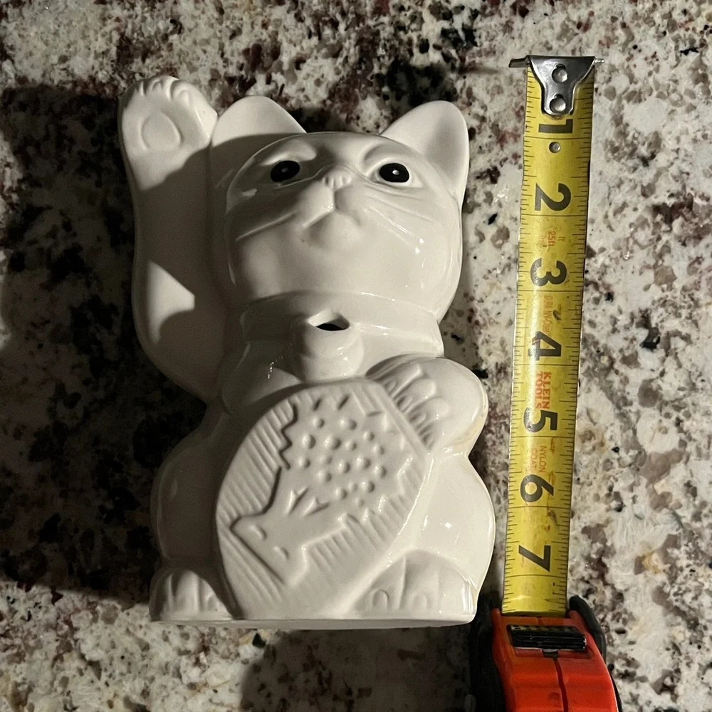 Elegant White Ceramic Maneki-Neko Cat
